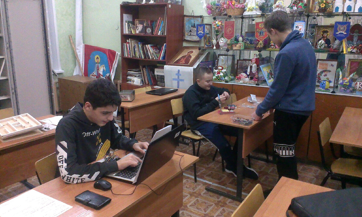 Первые занятия проходили в кабинете православного кружка. Это было максимально странное соседство.