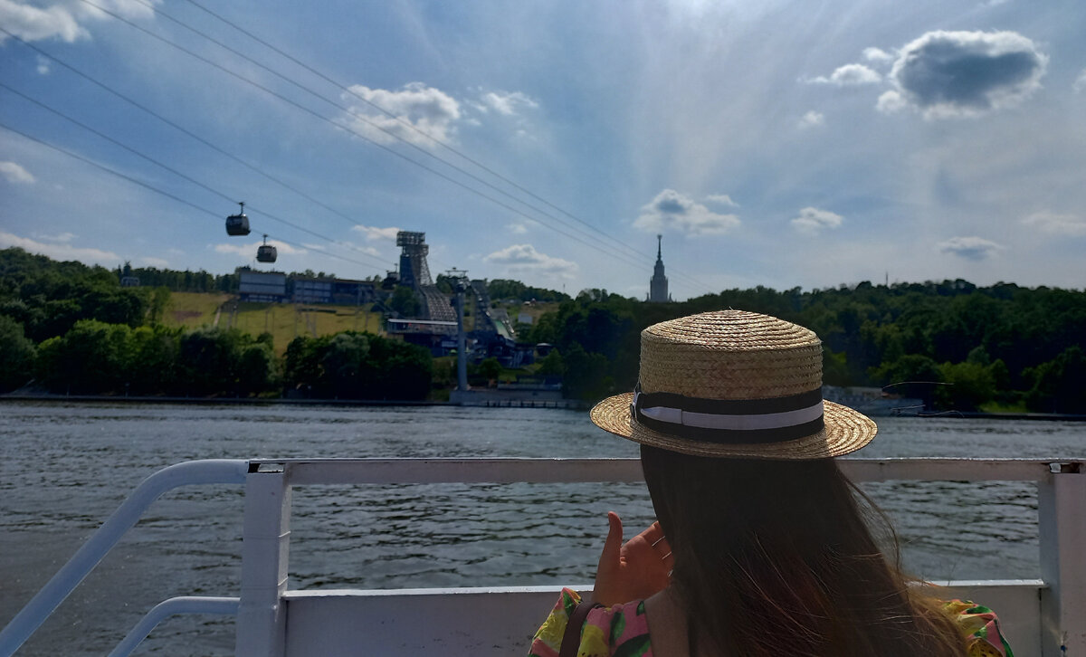 Это сделано на телефон (не трудно было догадаться)