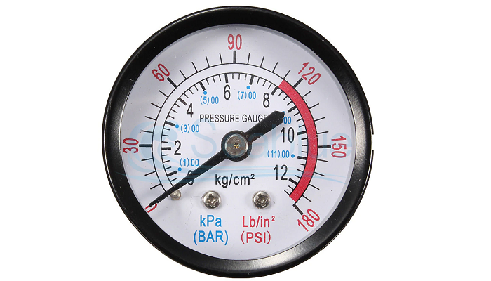 Фото 1. Шкала для измерения в атмосферах обозначается в барах (BAR) и шкала для измерения в паскалях (PSI). 