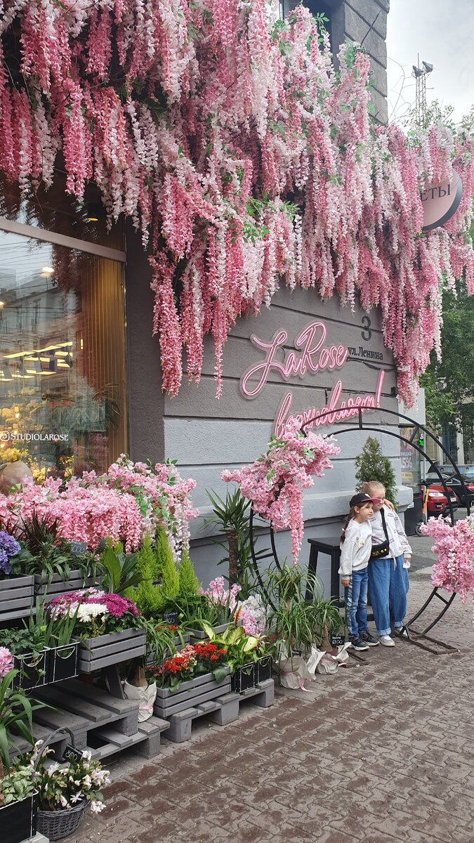 Люди продолжают гулять и фотографироваться на фестивале цветов.