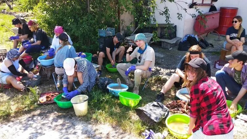 Студенты кафедры «Всеобщая история и мировая культура» Севастопольского госуниверситета проходят музейную практику на базе музея-заповедника Херсонес Таврический. Сотрудники государственного археологического музея совместно с преподавателями СевГУ организовали и курируют учебно-практический процесс.