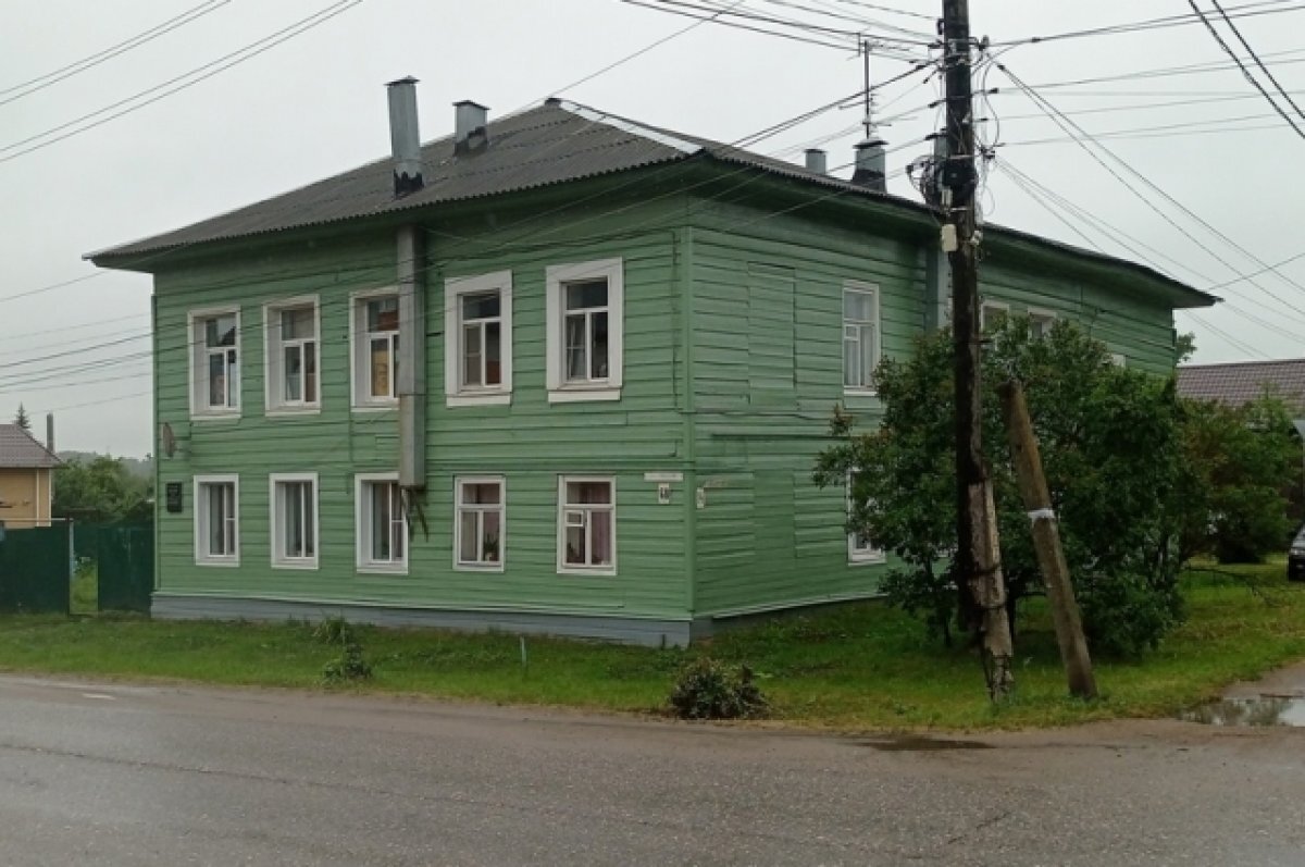    В Бежецке люди помогли отремонтировать фасад Дома Гумилёвых