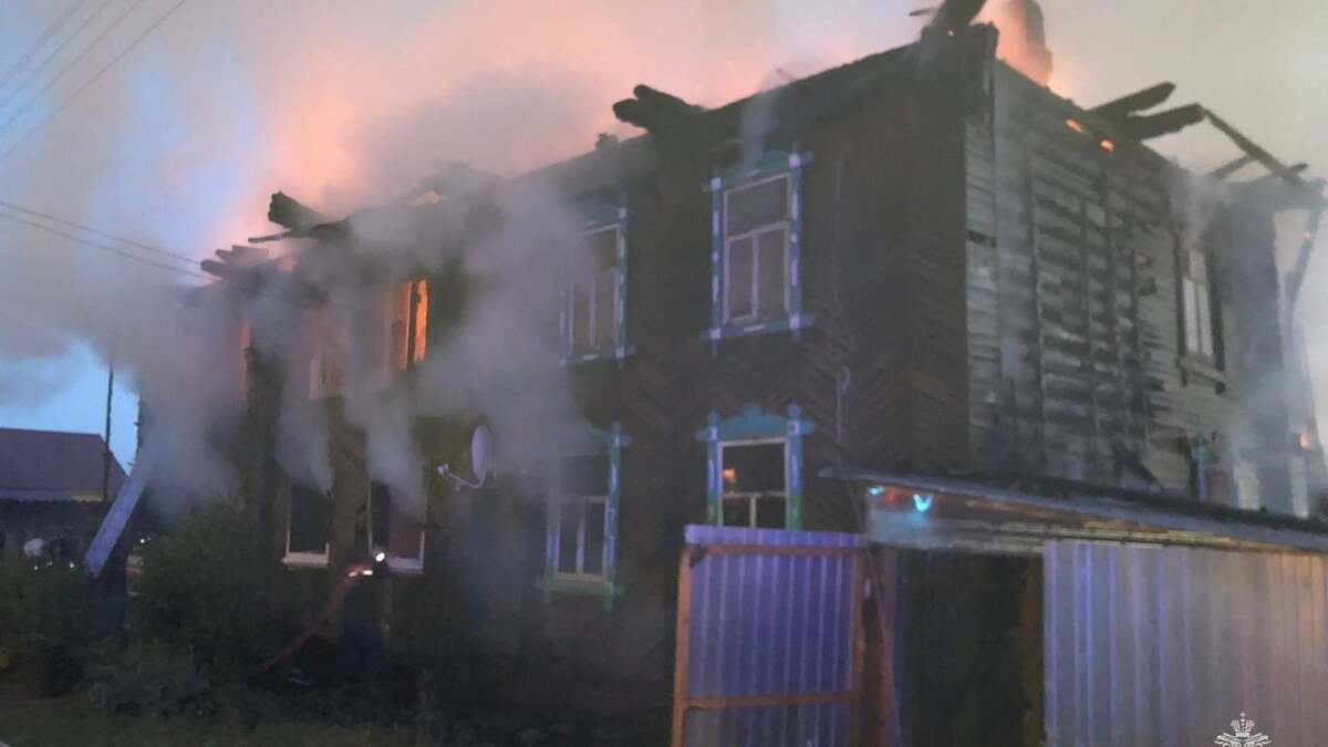     Двухэтажный дом барачного типа загорелся в ночь на 28 июня в селе Большая Уча Можгинского района Удмуртии, есть пострадавшая. Предварительной причиной возгорания называется короткое замыкание электропроводов.