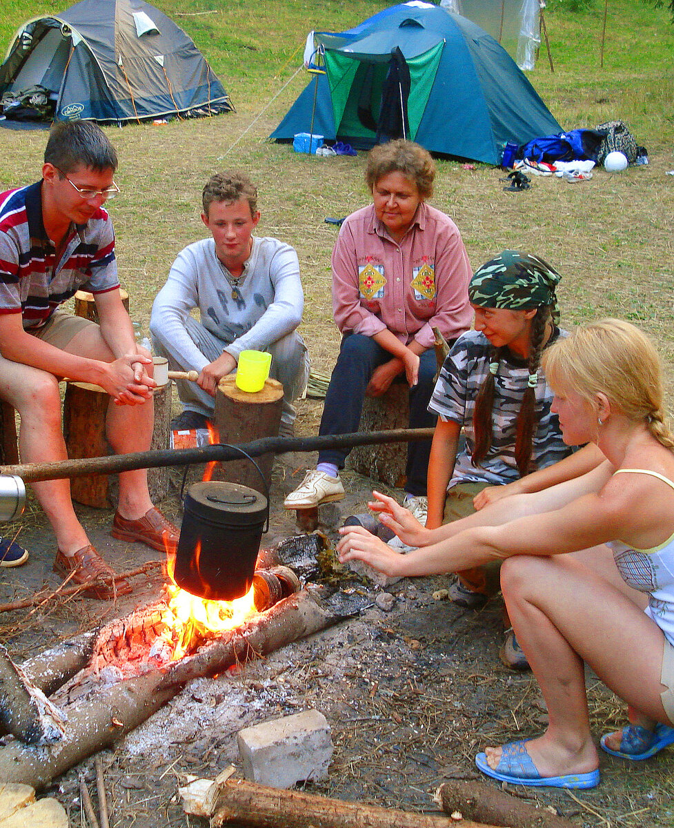 На лесной поляне у костра. Фото Ирины КУЗНЕЦОВОЙ.