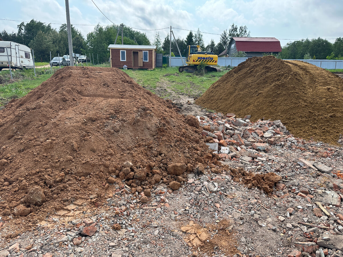 Слева под видом песка глина