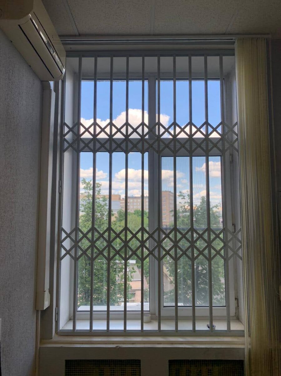 Высокая раздвижная решетка на окно