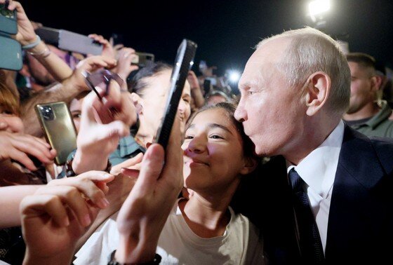    Президент РФ Владимир Путин общается с жителями Дербента в ходе рабочей поездки в Дагестан