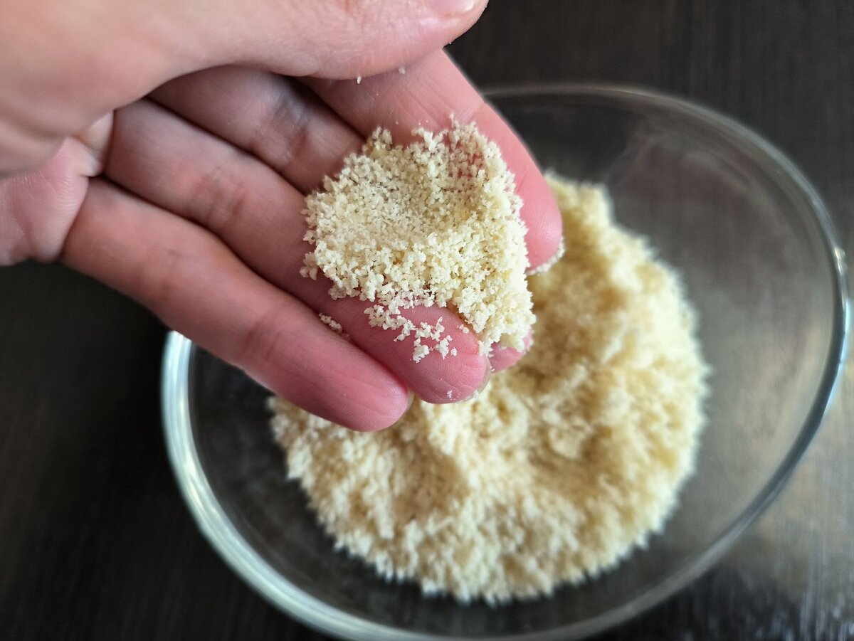 Мука рыхлая, чуть влажная, пахнет очень вкусно