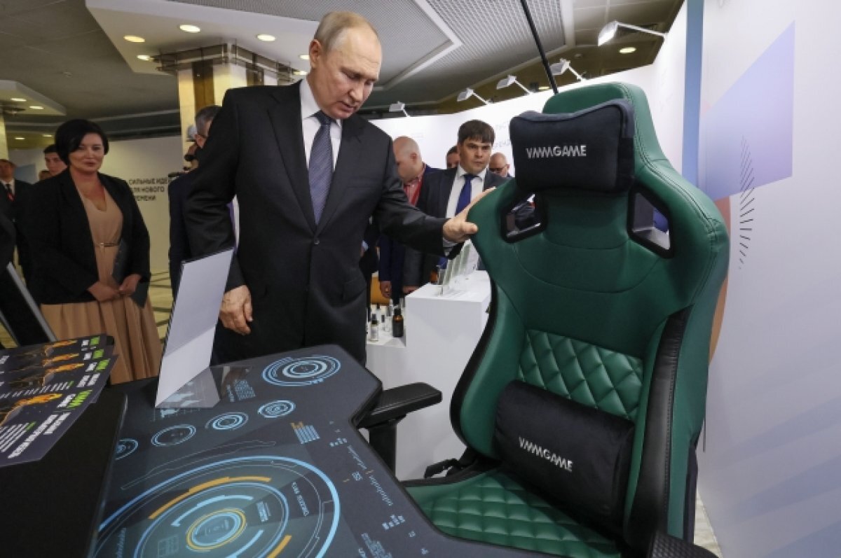    Путин лично опробовал отечественную мебель для киберспортсменов