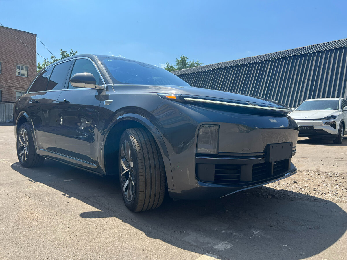 Гибрид LiXiang L8 серого цвета.