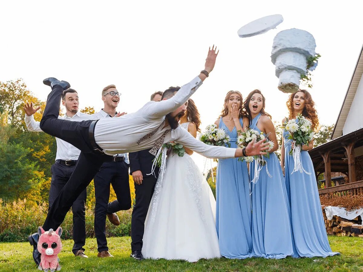 Как называют запевалу на свадьбе. Букет невесты для бросания. Свадебная фотосессия с друзьями. Гости на свадьбе. Свадьба в деревенском стиле.