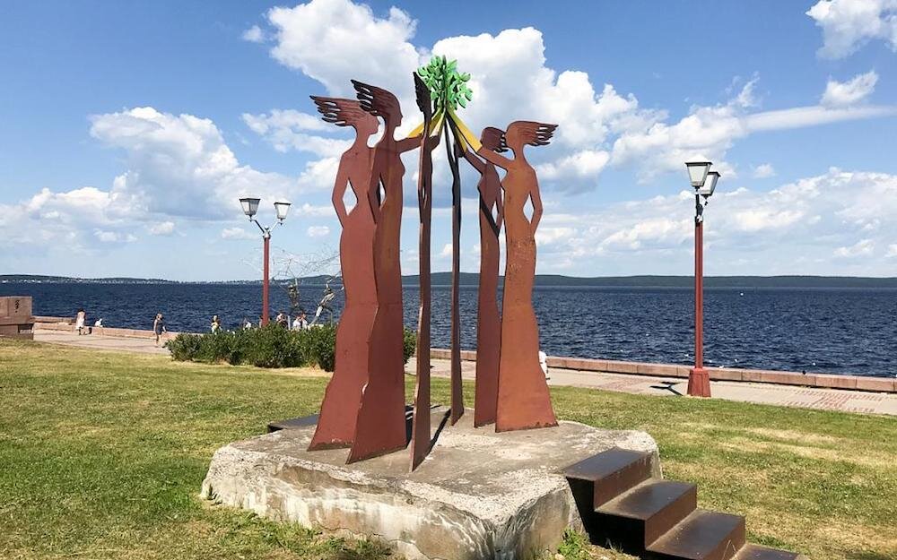 Эту скульптуру подарили в 2001 году петрозаводчанам жители норвежского города-побратима Му-И-Рана. Называется она «Место встречи» и установлена на Петрозаводской набережной. Теперь все встречи откладываются на неопределённое время. Не по нашей вине это происходит.