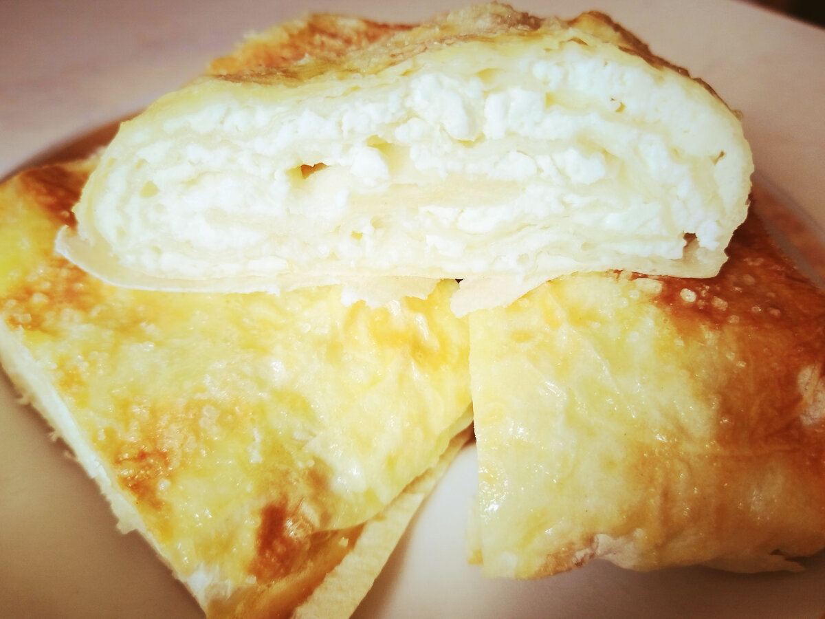 Всем привет! Сегодня хочу поделиться рецептом очень вкусного и быстрого десерта - лаваш с творогом. Готовится он очень просто, не требует особых навыков и не занимает много времени. Итак, Вам понадобится :