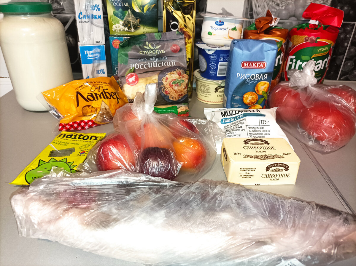 Форель по невнимательности купила непотрошенную. Отложила до следующей недели. Часть посолю, часть запеку и с обрезков сварю суп. 