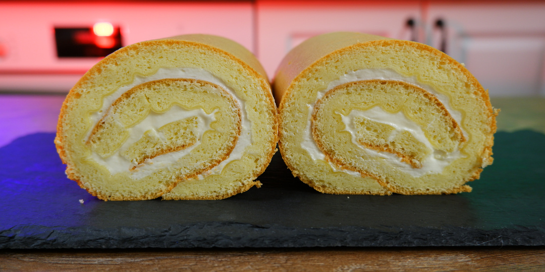 Самый простой и вкусный рецепт ванильного рулета! Тает во рту! Очень мягкий и кремовый