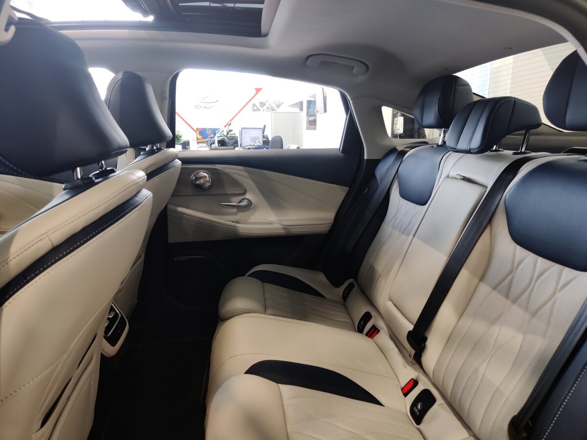 Благодаря удлиненной колесной базе места достаточно для комфортной посадки пассажиров и спереди, и на заднем ряду.