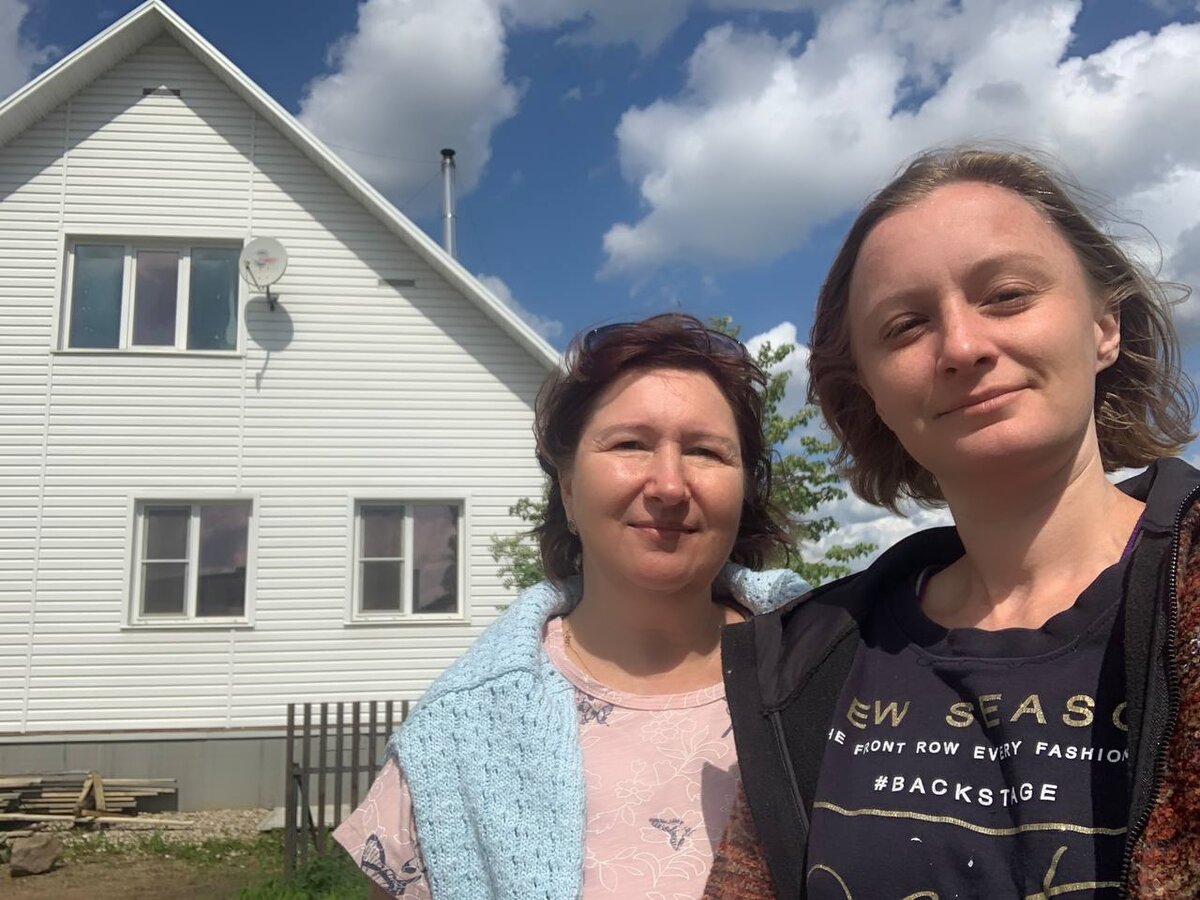 Вполне современный загородный дом на заднем плане