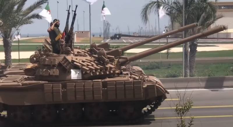 Алжирская армия имеет очень большой парк танков Т-90С/СК [свыше 600 ед., по данным IISS], а также сотни модернизированных Т-72.-2