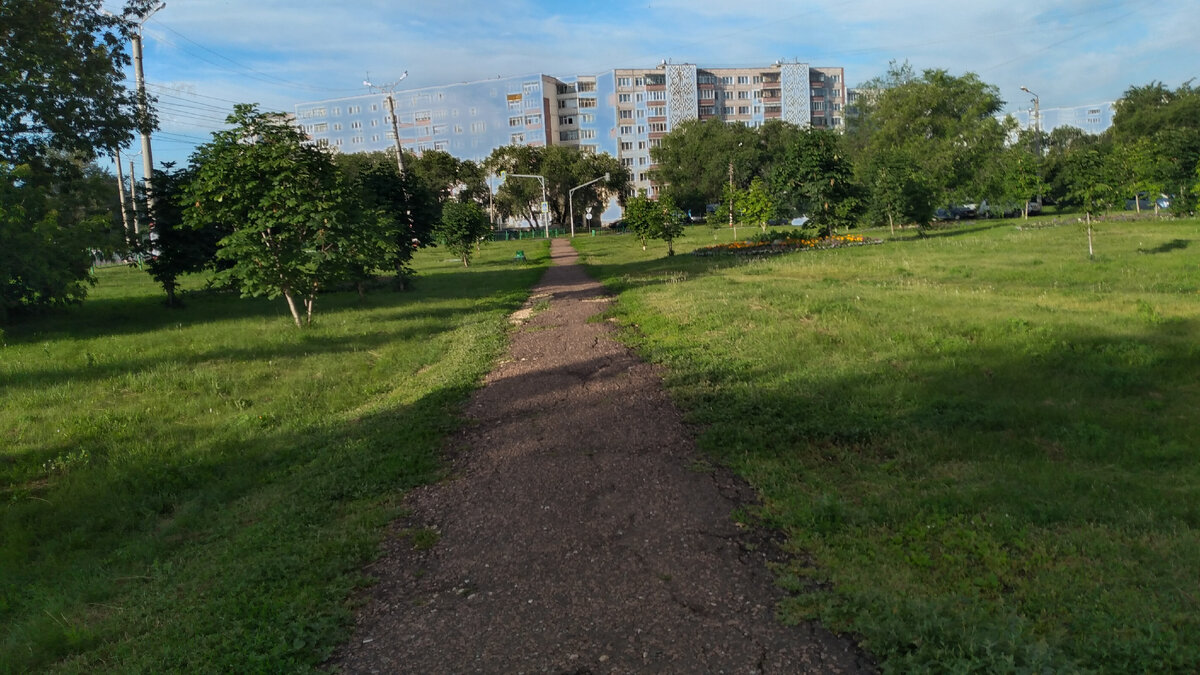 Странно фото  получилось. Несколько раз пробовала. Дом, видимо, не хотел фотографироваться