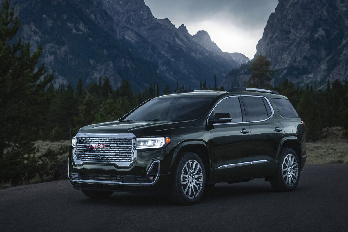   #### GMC Acadia (от 36 800 долларов) «Акадия» — соплатформенник Chevrolet Traverse, но не его копия. Более того, при смене итераций произошли неожиданные превращения. Обычно на следующем витке эволюции автомобили становятся крупнее, а GMC напротив заметно ужался. Длина — 4912 мм, хотя раньше терялась за отметкой в пять метров. Большинство комплектаций делит силовой агрегат с Chevy, но также предусмотрена 231-сильная «четверка» объемом 2,0 литра с двухпоточным турбокомпрессором.   
GMC