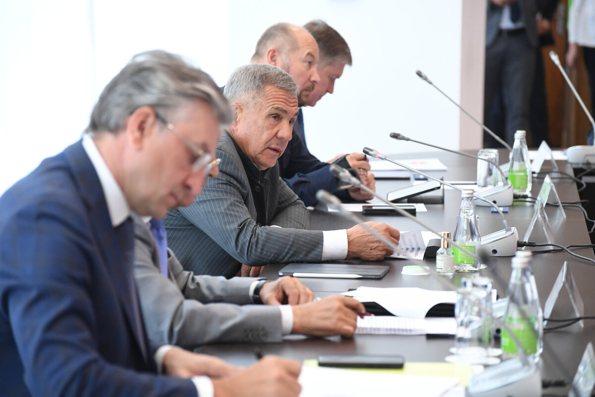 Рустам Минниханов: «Наши депутаты много работают в части поддержки мобилизованных, их семей и новых территорий». Фото: rais.tatarstan.ru