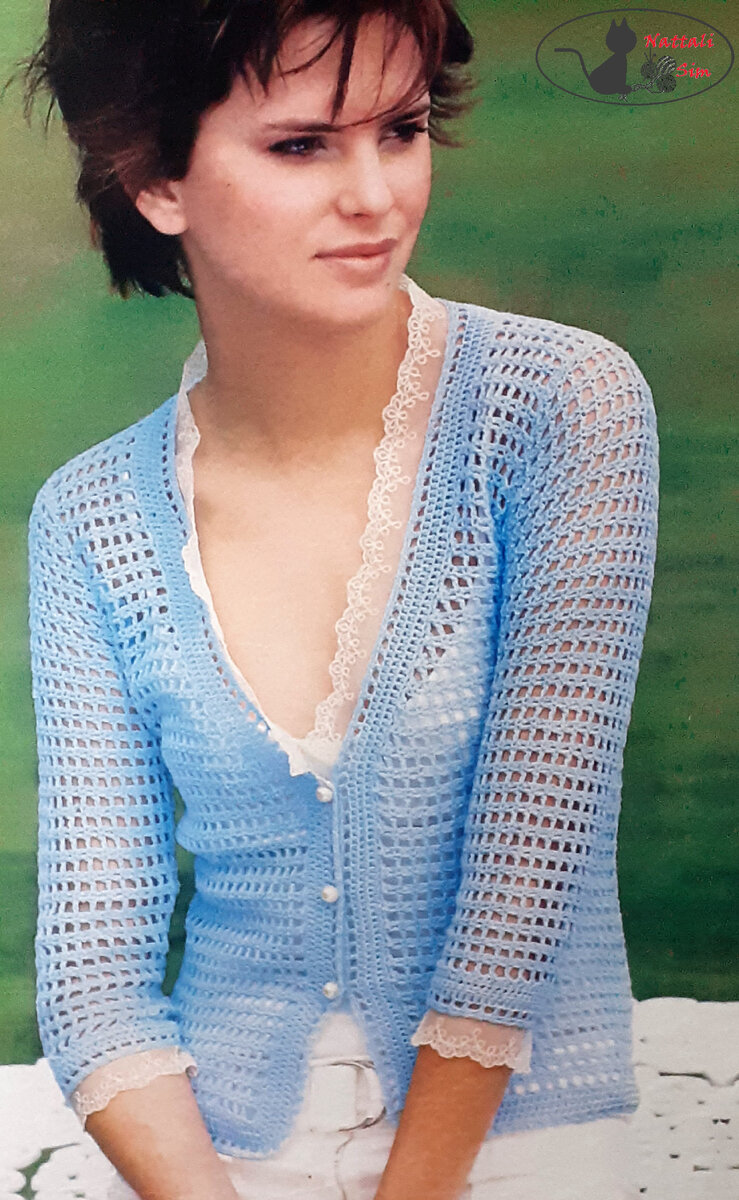 Кардиган небесно-голубого цвета смотрится очень женственно