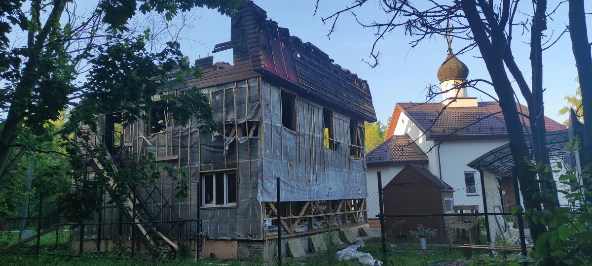 Уверен, причина, почему сгорел этот дом - вина хозяина. Фото из личного архива. 2023 год. 