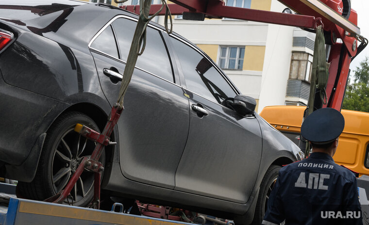    Оставленные на обочине машины увезут на штрафстоянку