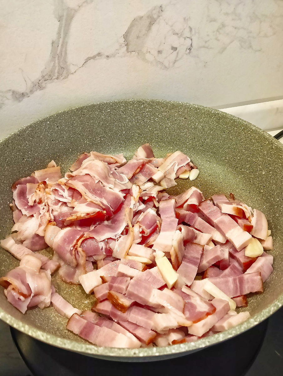 Бекон нарезаем и отправляем в сковороду 