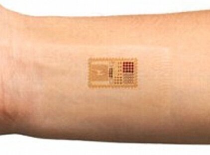 Чип, находящийся в руке человека