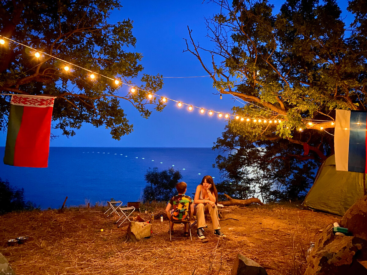 Кемпинг ночью. Ощущение, что море плещется прямо в палатке 