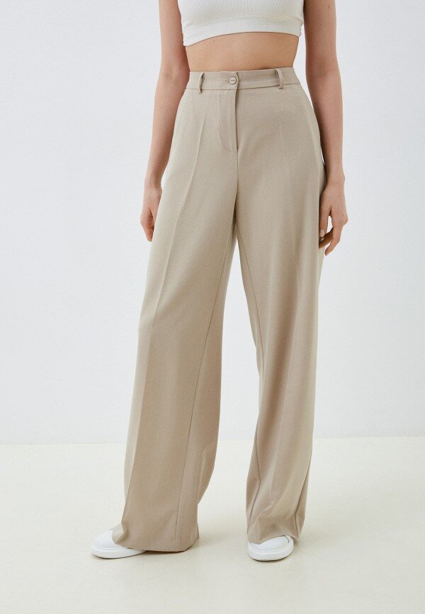 Классические брюки холодного бежевого оттенка - отличная летняя база для любительниц классического стиля.