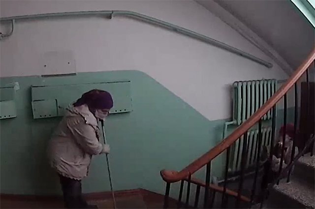    Почему отменяют ежедневную уборку подъездов?