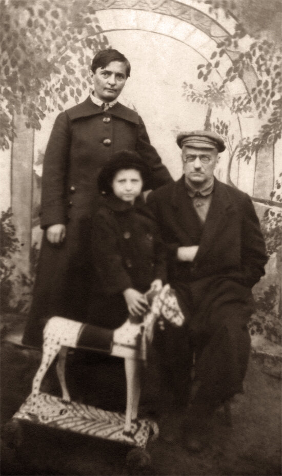 Семейное фото первой пол.1930-х г. Конь-качалка из ассортимента Загорской артели им. Рубена