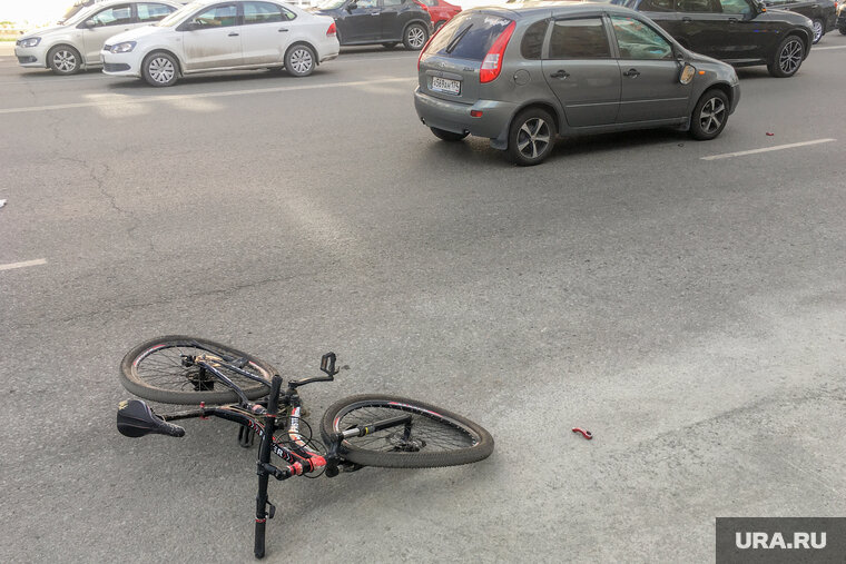    Подростки на велосипедах остановились на обочине попить воды