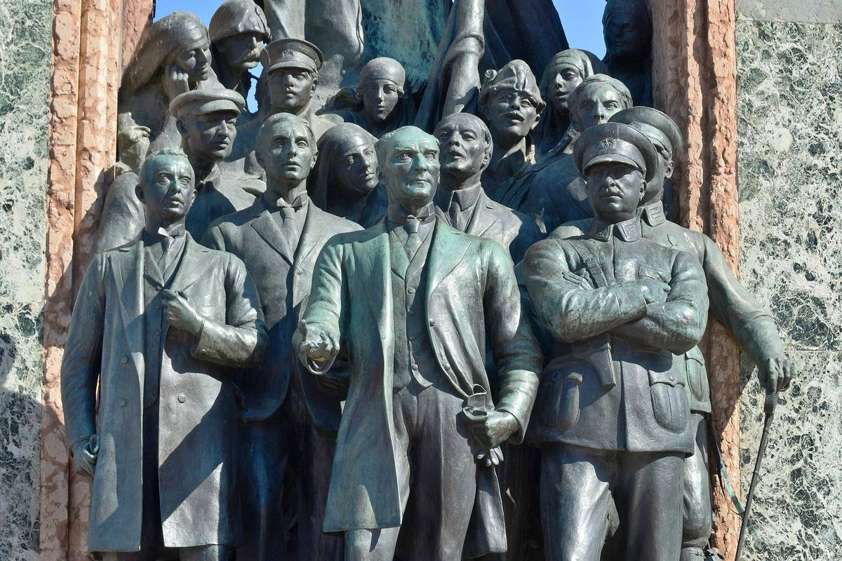 Вчера произошло уникальное событие, когда объединились два противоположных лагеря: пламенные z-патриоты и противники происходящего в стране с 24-го февраля прошлого года.-3
