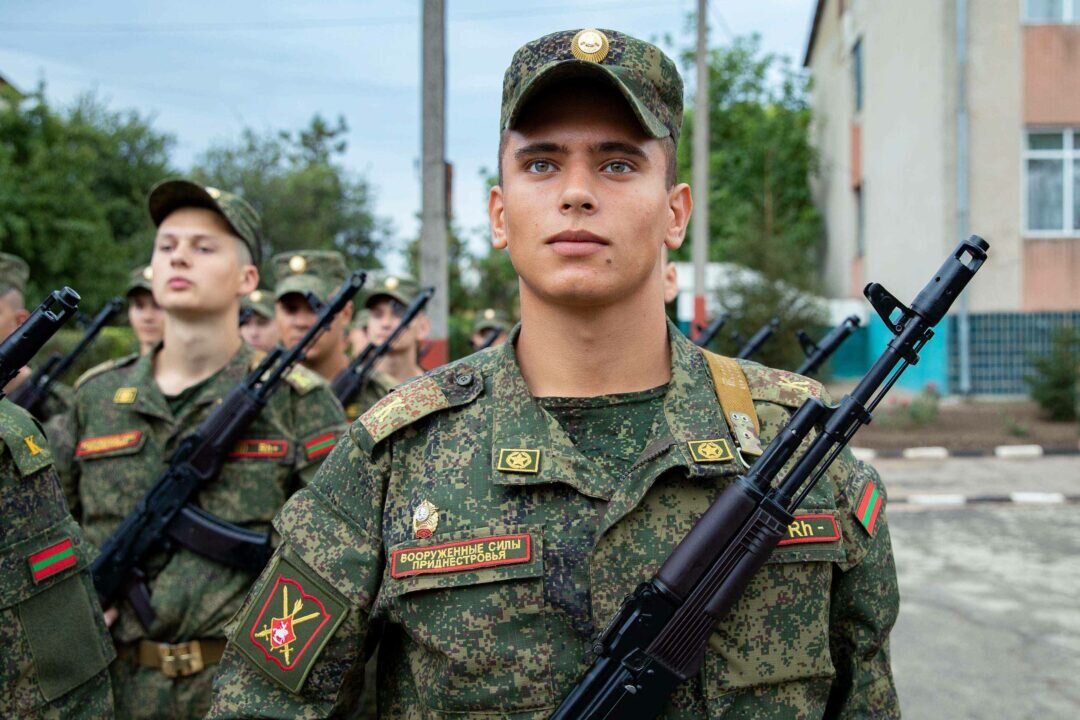 Песня срочник. Максим Иорданов военный университет. Военная форма. Современная Военная форма. Солдат Российской армии.