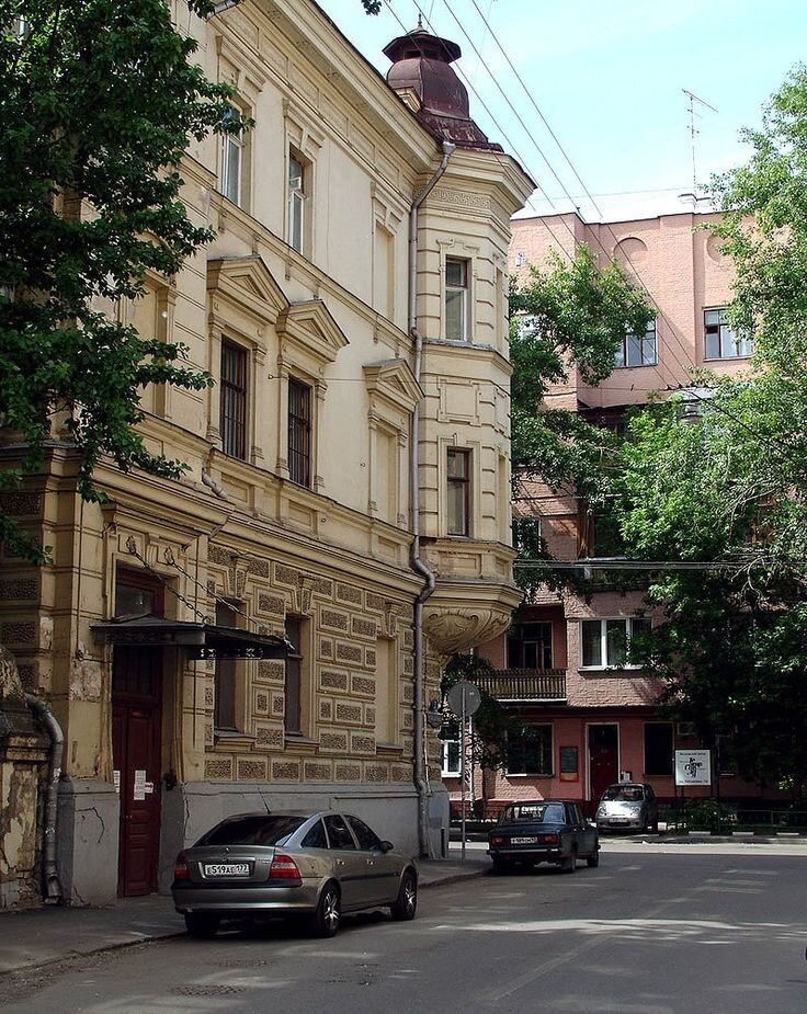 Улица, на которой находится квартира 