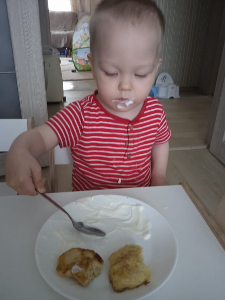 Петя ест сметанку