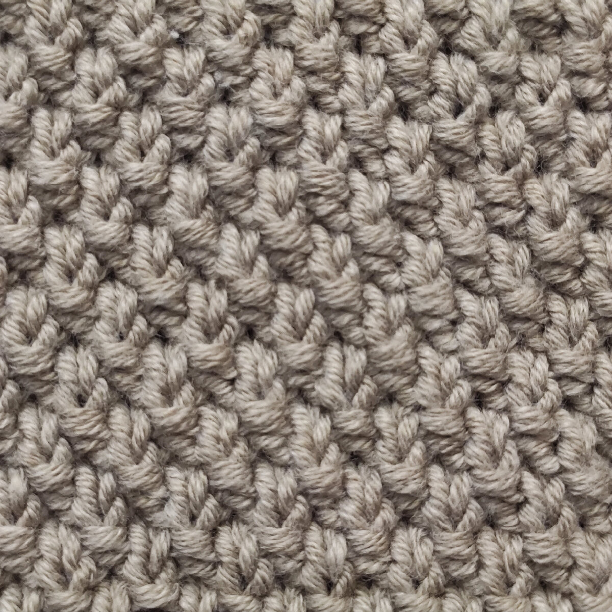 Так выглядит "Двухрядная ПУТАНКА на основе ластика 1+1", выполненная в одном цвете. Количество петель для образца кратно 2:                                                     1-й ряд: 1кромочная, *1лиц.петля, 1 изн.петля* - повторять до конца ряда, 1 кромочная.                                            2-й ряд: 1кромочная, над лицевыми петлями вязать лицевые, над изнаночными - изнаночные, 1 кромочная.                                                 3-й ряд (смещение узора на 1 петлю): 1 кромочная, *1изн. петля, 1 лиц.петля*- повторять до конца ряда, 1 кромочная.                                            4-й ряд: 1 кромочная, над изнаночными петлями вязать изнаночные, над лицевыми - лицевые, 1 кромочная. Повторять узор с 1-го ряда.