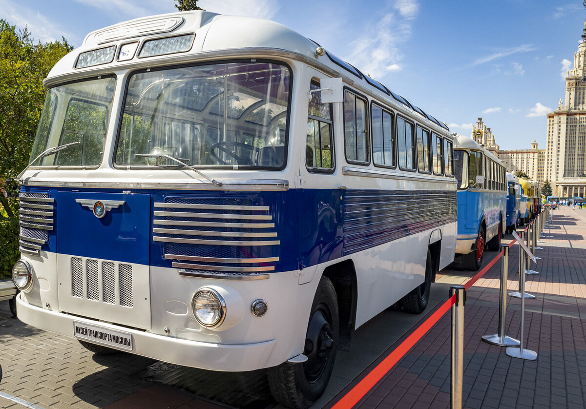    Автобус ПАЗ-652Б производился в 1963-1968 годах Павловским автобусным заводом в Нижегородской области. Это была модернизированная версия ПАЗ-652.   
Светлана Парфенова