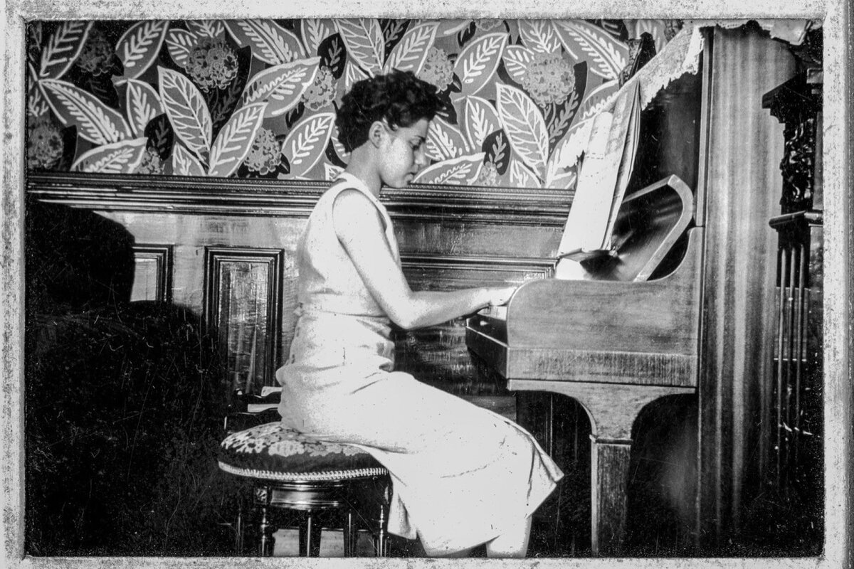 Молодая Колетт Маз играет Дебюсси. Фото из семейного архива Colette Maze