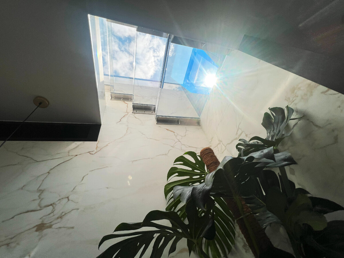 Солнечный свет попадает в гостиную через ступени лестницы