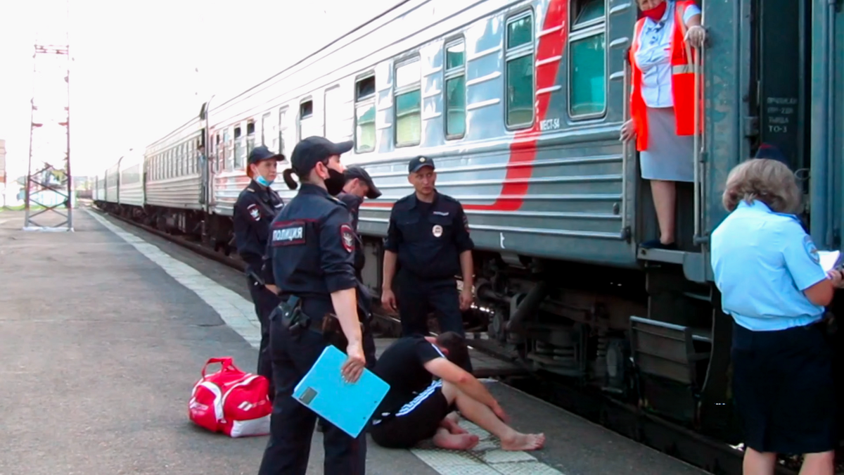 Девочка с грустью смотрит в окно вагона поезда