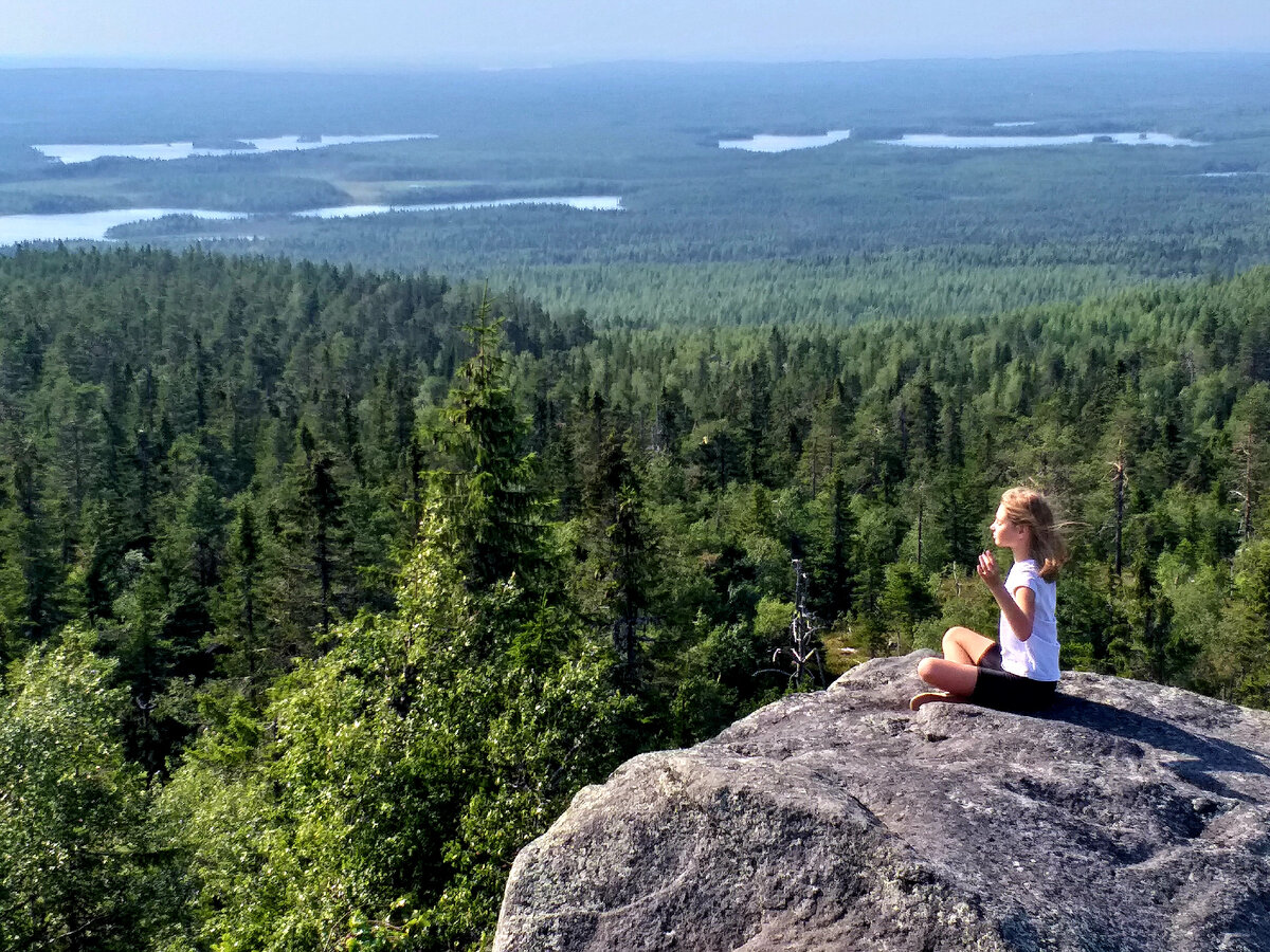 Вид на леса и озера с вершины Воттоваары