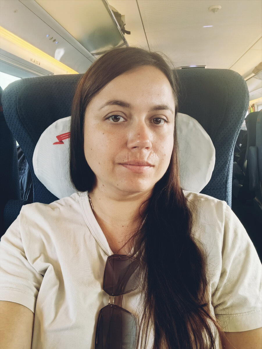 6.30 утра после бессонной ночи без макияжа и фильтров. Сапсан увозит нас из Петербурга в Москву