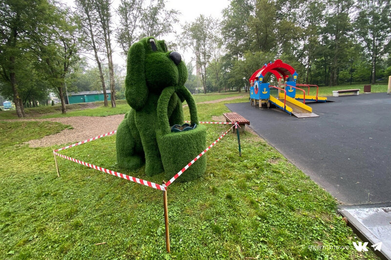    Скоро в парке установят и зеленую кошку с красным бантом.