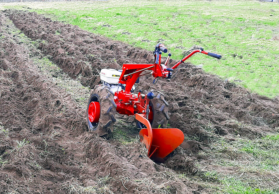 Вспашка тяжелым мотоблоком по целине.