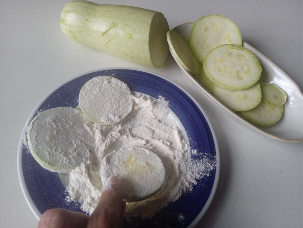 Кабачки принято перед жаркой обваливать в муке для получения аппетитной корочки