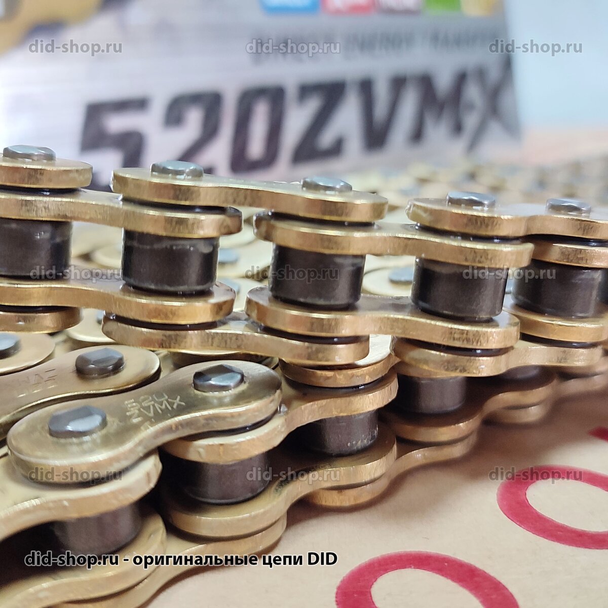 DID 520 ZVM-X в золотом цвете, вид сбоку, крупным планом